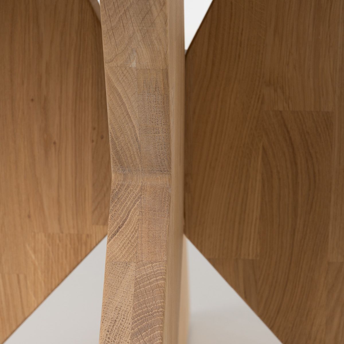 Aspen rundt spisebord ø140 (240) med 2 tilleggsplater hvitoljet heltre eik